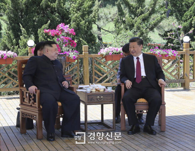 중국 시진핑 주석과 북 김정은 국무위원장이 중국 랴오닝성 다롄에서 회담을 하고 있다. / 연합Xinhua