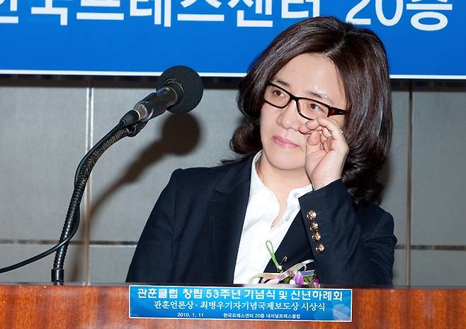 ▲ 최선영 연합뉴스 북한전문기자. 2010년 1월 관훈언론상을 받는 모습. 사진=최선영 제공