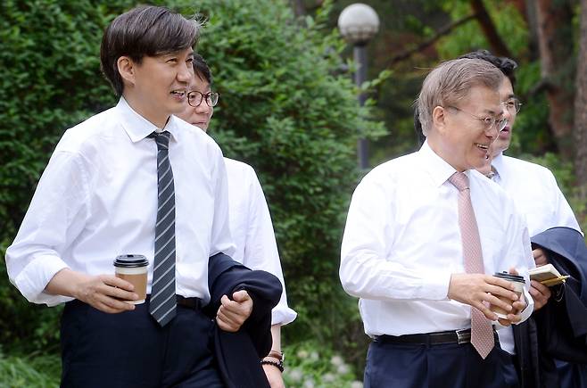 문재인 대통령. 사진은 지난해 5월 11일 오후 신임 수석비서관들과 오찬을 갖은 후 조국 민정수석(왼쪽) 등 새 비서진들과 함께 청와대 소공원을 산책하고 있는 모습. ⓒ연합뉴스