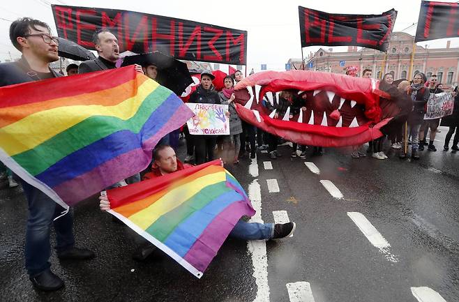 성 차별 반대 운동가들비가 내린 지난 1일 러시아 상트 페테르부르크에서 LTBP 운동가들이 퍼레이드를 하고 있다. [EPA=연합뉴스]