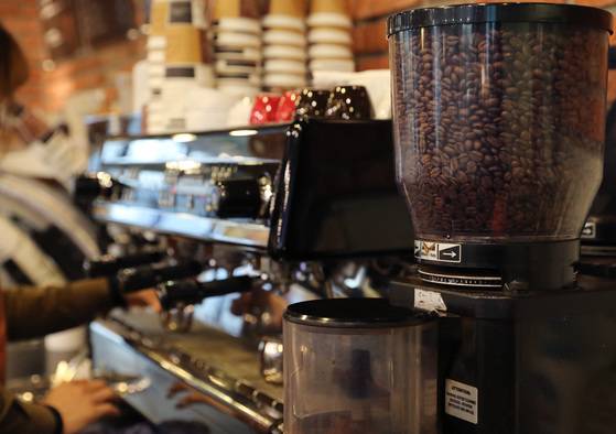 관세청과 커피업계 등에 따르면 지난해 국내 커피시장 규모는 약 11조로에 달하지만, 국내 토종 업체들은 실적 부진에 내리막길을 걷고 있다. [뉴스1]