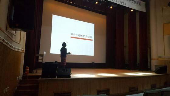 강의 현장에서 만나는 많은 사람에게 체벌의 경험을 물어봤을 때 ‘부모님이 나를 이렇게까지 사랑하셔서 회초리를 드셨구나. 이제 다시는 이런 행동을 하지 말아야지’라고 생각하기보다는 ‘부모님, 선생님은 나를 정말로 미워하시는구나’ ‘그래, 나는 이것밖에 할 수 없는 사람이야’ 같은 자기 비하, 공포감, 수치심 등이 마음에 상처를 남겼다고 말한다. [사진 손민원]