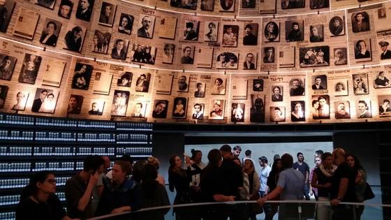 야드바셈으로 불리는 홀로코스트 역사박물관에는 나치 독일에 희생된 유대인 600만 명의 사진이 전시돼 있다. 야드바셈은 ‘이름을 기억하라’는 의미다. 연간 100만 명이 찾는 생생한 역사 교육 현장이다.[중앙포토]