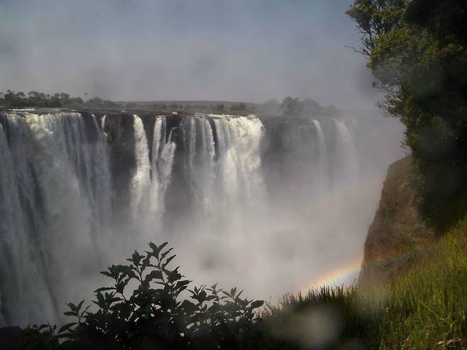 끝없이 떨어지는 짐바브웨 빅토리아 폭포. (사진=오지투어 제공)