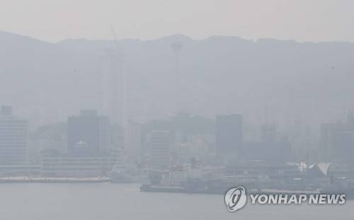 미세먼지 뿌연 부산항 [연합뉴스 자료사진]