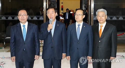 합의문 발표하는 여야 교섭단체 원내대표 (서울=연합뉴스) 최재구 기자 = 여야 교섭단체 원내대표가 14일 오후 국회본회의장 앞에서 합의문을 공동으로 발표하고 있다.       왼쪽부터 평화와 정의 노회찬 원내대표, 자유한국당 김성태, 더불어민주당 홍영표, 바른미래당 김동철 원내대표.      jjaeck9@yna.co.kr