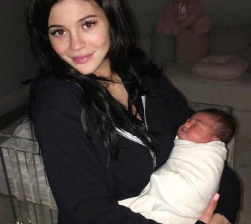 카일리 제너가 딸인 스토미 웹스터를 안고 있다. 사진출처 | 카일리 제너 인스타그램