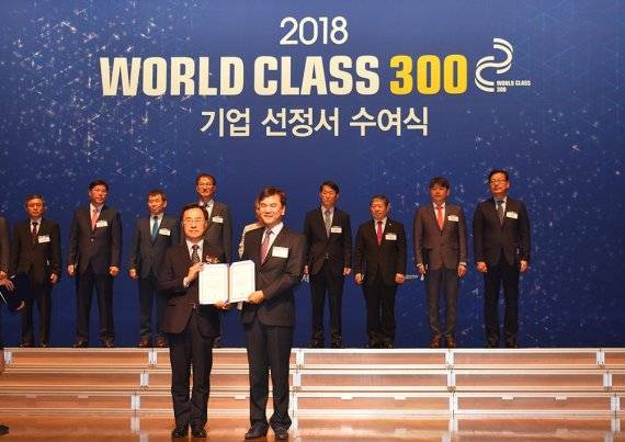 김후식 뷰웍스 대표(오른쪽)가 '월드클래스 300'에 선정된 후 문승욱 산업통상자원부 산업혁신성장실장(왼쪽)과 기념 촬영을 진행하고 있다.