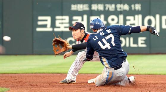 2017시즌 롯데와 경기에서 도루 시도하는 나성범. [연합뉴스]