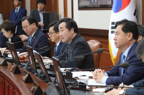 이낙연 국무총리가 15일 오전 서울 세종로 정부서울청사에서 열린 국무회의에서 발언하고 있다. 연합뉴스