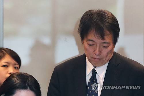 굳은 표정의 일본 공사 (서울=연합뉴스) 안정원 기자 = 일본이 올해도 독도가 일본의 고유 영토라는 주장을 되풀이한 2018년판 외교청서(한국의 외교백서에 해당)를 각의(국무회의)에 보고한 것과 관련 미즈시마 고이치 주한 일본대사관 총괄공사가 15일 오전 서울 종로구 외교부로 불려온 뒤 30여분이 지나 돌아가고 있다.     jeong@yna.co.kr