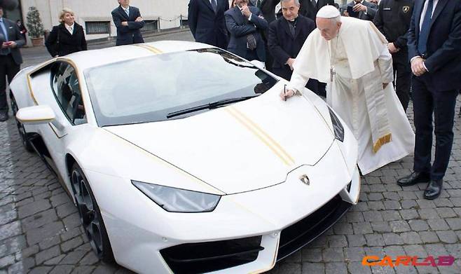 람보르기니 우라칸 포프 에디션에 서명을 남기는 프린치스코 교황