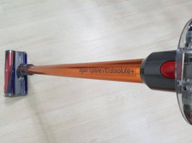 '다이슨 싸이클론 V10(Dyson Cyclone V10)' 스틱에 로고가 있다.(사진=지디넷코리아)