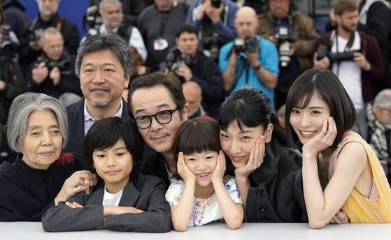 14일(현지시간) 칸영화제 취재진 앞에 나선 '만비키 가족' 감독과 배우들. [EPA=연합뉴스]