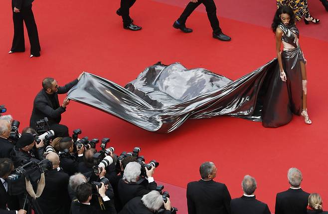 위니 할로우가 레드카펫에서 사진기자들에게 포즈를 취하고 있다.  [로이터=연합뉴스]