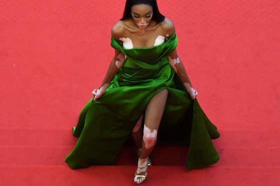 14일(현지시간) 위니 할로우가 "BlacKkKlansman" 시사회에서 계단을 오르고 있다. {AFP=연합뉴스]