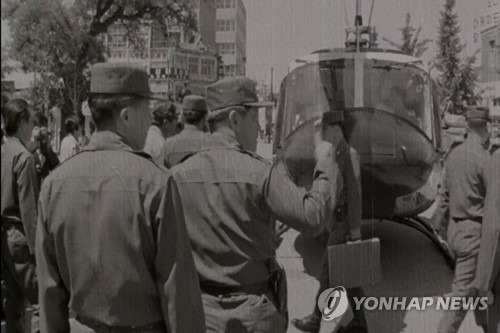 헬기 타고 전남도청 찾은 5·18 군 지휘부 [연합뉴스 자료 사진] (광주=연합뉴스) 9일 5·18민주화운동기록관은 1980년 5월 기록한 광주항쟁 영상을 공개했다. 기록관이 익명의 수집가로부터 입수한 영상은 1980년 5월 20일부터 6월 1일까지 국군통합병원과 적십자병원 환자 치료 상황, 전남도청 기자회견 등 광주 일대와 근교를 촬영했다. 세상에 처음으로 공개되는 이 영상은 이달 10일부터 30일까지 기록관 3층에서 상영한다. 사진은 1980년 당시 헬기를 타고 전남도청을 찾은 군 지휘부. 2018.5.9 [5·18민주화운동기록관 제공 영상 캡처=연합뉴스]      hs@yna.co.kr