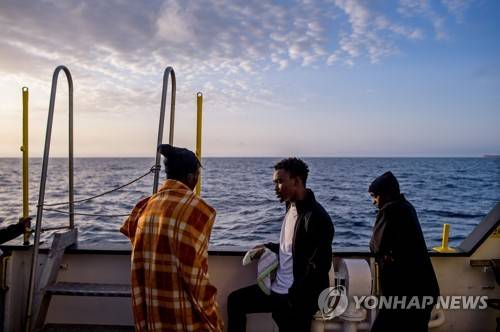 난민구조 NGO 'SOS 메디테라네'가 구조한 리비아 난민들 [EPA=연합뉴스 자료사진]