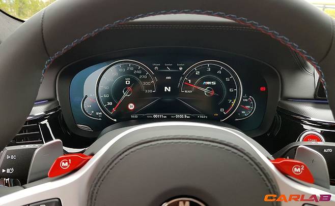 F90의 운전대에 달린 빨강 M1, M2 버튼