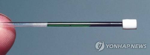 녹색피를 원심분리기로 돌린 결과 왼쪽은 녹색, 오른쪽은 빨간색을 띠고 있다. [AP=연합뉴스]