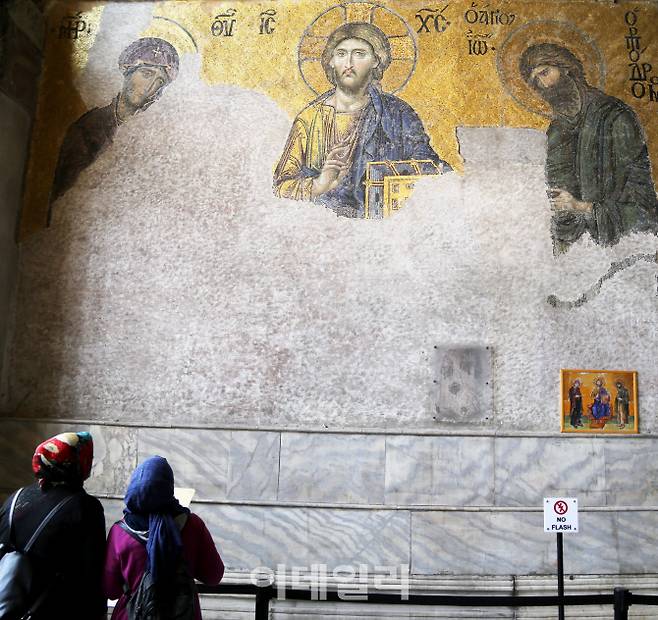성소피아성당 내부에는 최후의 심판에 임하는 예수와 성모마리아, 세례자 요한의 모습을 묘사한 모자이크가 벽 곳곳에 그려져 있다.