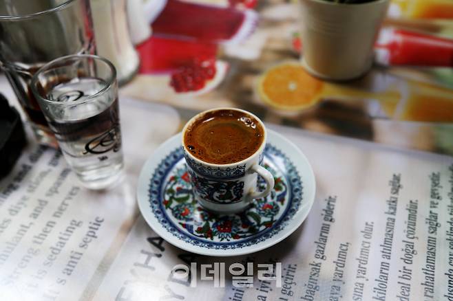 터키 커피는 커피 콩을 볶고 잘게 간 후에 제즈베(Cezve)라는 커피 주전자에 직접 끓여낸다. 그 후에 기호에 맞게 설탕을 타서 마신다.