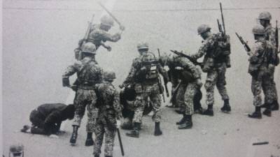 5·18 민주화 운동 당시 광주에 투입된 공수 부대원들이 1980년 5월18일 금남로에서 대검을 착검한 채 광주시민들을 무자비하게 진압하고 있다. 고 신복진 사진가 가족 제공