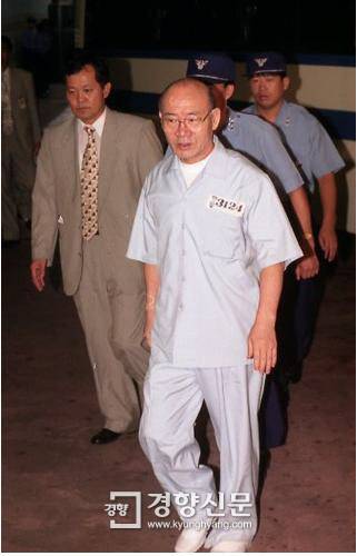 1996년 8월 구속 수감중 재판을 받기 위해 서울지법으로 힘없이 걷는 모습. 경향신문 자료사진