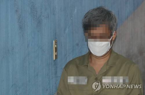 '드루킹' 김모 씨 속행공판 출석 (서울=연합뉴스) 박동주 기자 = 네이버 댓글 여론조작 혐의를 받는 파워블로거 '드루킹' 김모 씨가 16일 오후 서초구 서울중앙지법에서 열린 속행공판에 출석하고 있다. 2018.5.16 pdj6635@yna.co.kr
