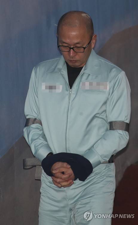 항소심 선고 출석하는 차은택 (서울=연합뉴스) 박동주 기자 = 광고사 지분 강탈 시도 등 혐의로 실형을 선고받은 광고감독 차은택 씨가 항소심 선고 공판에 출석하기 위해 18일 오전 서초구 서울고등법원으로 들어서고 있다.     pdj6635@yna.co.kr