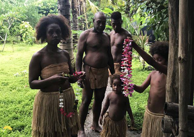 원시생활로 돌아간 솔로몬 사람들. 어쩔 수 없는 상황이 아니라 그들의 선택이었다.