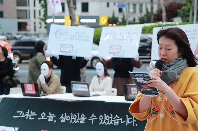 에스티유니타스에서 일하다 자살한 웹디자이너 고 장민순 씨의 유가족이 <장시간노동을멈춰라>플래시몹에 참여하여 발언하고 있다. ⓒ공인단기스콜레디자이너과로자살대책위원회