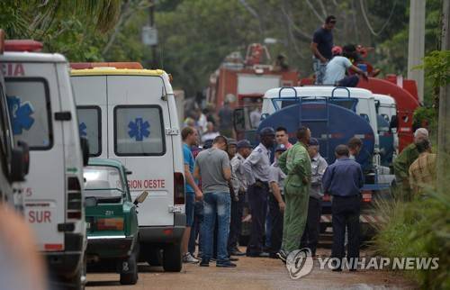 쿠바 항공기 추락사고 현장으로 출동한 소방차와 구급차 [AFP=연합뉴스]