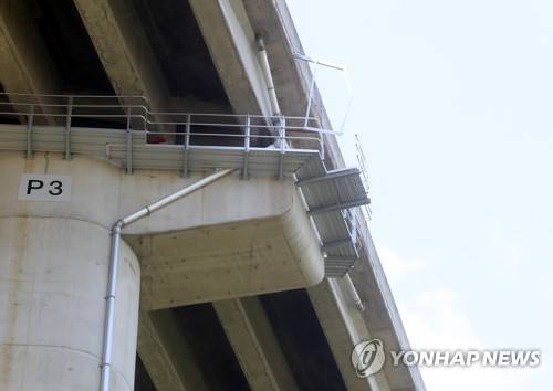 철제 사다리가 떨어져 나간 교량 난간 현장 철제 사다리가 떨어져 나간 교량 난간 현장 (예산=연합뉴스) 이재림 기자 = 19일 오전 8시 47분께 충남 예산군 신양면 대전∼당진 고속도로 당진 방향 40㎞ 지점(당진 기점) 교량에서 작업 중이던 A(52)씨 등 근로자 4명이 수십m 아래로 추락해 숨졌다. 근로자들이 작업하던 철제 사다리가 떨어져 나간 교량 난간 현장이다. 2018.5.19 walden@yna.co.kr