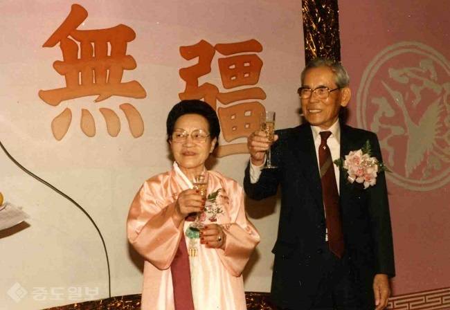 이병철(오른쪽) 삼성그룹 회장이 별세 1년여 전인 1986년 2월 12일 서울 신라호텔에서 열린 77살 생일 기념 희수연과 <호암자전> 출판기념회에서 부인 박두을(왼쪽)과 건배를 제의하고 있다. 1983년 <야망의 25시> 제작진에게 삼성 간부가 몰래 가져왔던 ‘호암 자서전’의 원고는 가짜였다. <한겨레> 자료사진