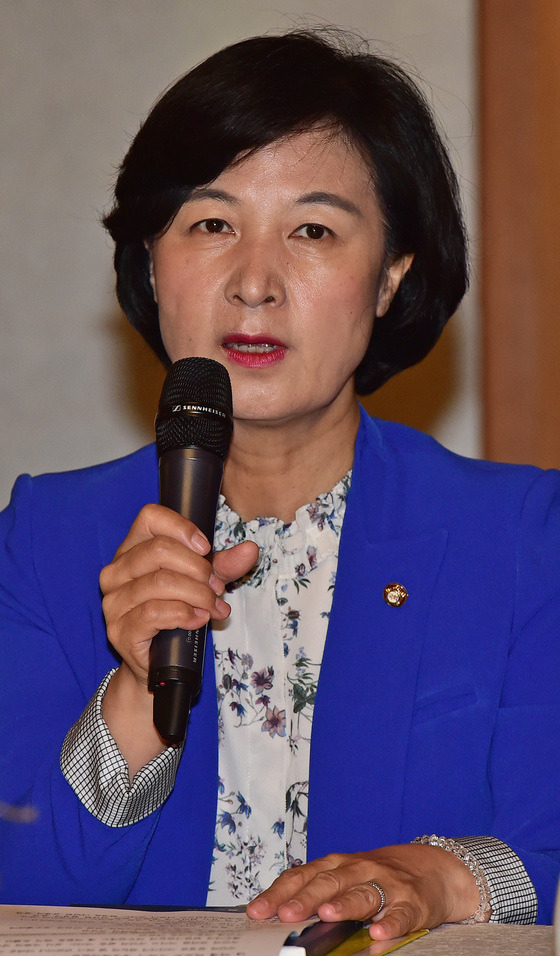 추미애 더불어민주당 대표가 15일 서울 종로구 총리공관에서 열린 '고위 당정청협의회'에서 모두발언을 하고 있다. [중앙포토]