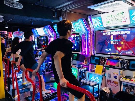 16일 오후 신촌의 한 오락실에 위치한 '펌프 잇 업(이하 펌프)' 게임기. 최규진 기자