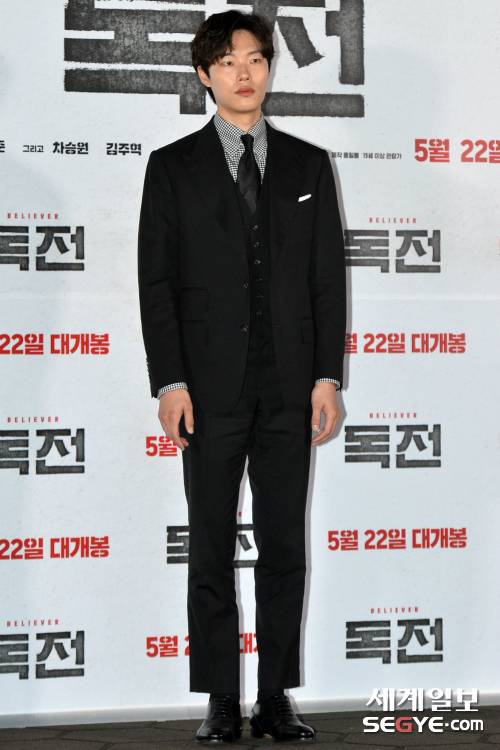 배우 류준열이 지난 15일 서울 롯데시네마 건대점에서 열린 영화 ‘독전’의 언론시사회에 참석해 포즈를 취하고 있다.