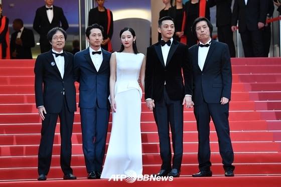 제71회 칸영화제 경쟁부문 초청작 '버닝'의 레드카펫에 참석한 이준동 대표, 스티븐 연, 전종서, 유아인, 이창동 감독 /AFPBBNews=뉴스1