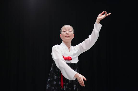현대무용가 안은미가 ‘안은미의 북한춤’을 선보이고 있다(사진=전통공연예술진흥재단).