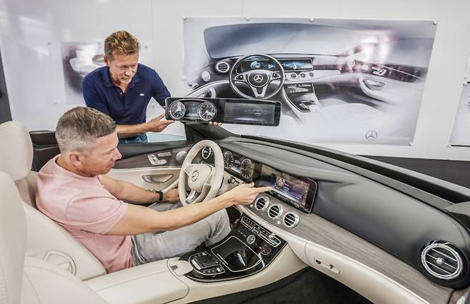 E클래스 일체형 디스플레이 모습 / 사진=다임러