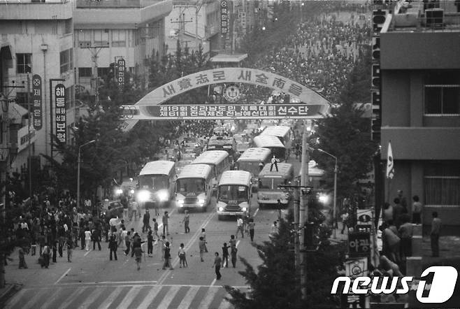 21일 오후 1시 애국가 울려퍼지자 발포