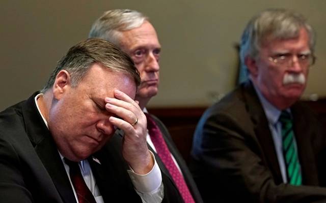 ‘이게 다 볼턴 때문?’ 도널드 트럼프 미국 대통령이 5월17일 백악관에서 옌스 스톨텐베르크 나토 북대서양조약기구(나토) 사무총장과 회담하는 동안 배석한 마이크 폼페이오 국무장관(왼쪽)이 피곤한 표정으로 이마를 만지고 있다. 제임스 매티스 국방장관(가운데) 오른쪽에 존 볼턴 국가안보보좌관도 보인다. REUTERS