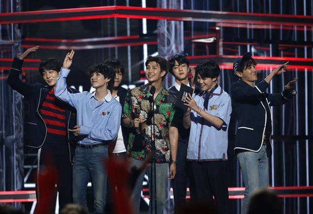 '방탄소년단'이 20일(현지시간) 미 네바다주 라스베이거스 MGM 그랜드 가든 아레나에서 열린 ' 2018 빌보드 뮤직 어워즈(BBMA)에서 한국 가수 최초로  '톱 소셜 아티스트' 상을 2년 연속 수상한 가운데 무대위에 오른 '방탄소년단'이 수상소감을 말하고 있다. 로이터 연합뉴스