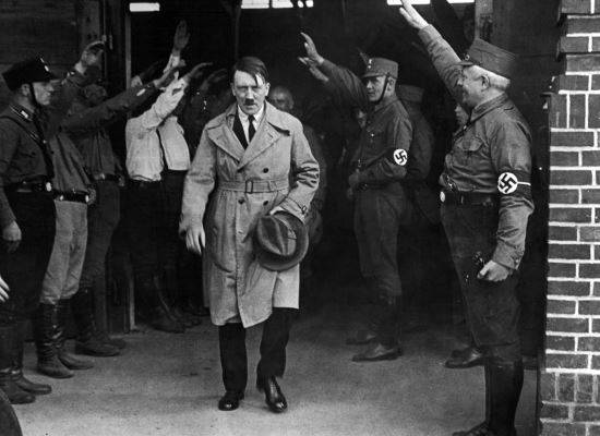 1931년 12월5일 독일 뮌헨 나치 당사를 방문한 아돌프 히틀러의 모습. (사진=AP/뉴시스)