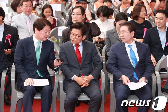 22일 서울 종로구 조계사에서 열린 부처님 오신날 봉축법요식에 박원순 더불어민주당 서울시장 후보(오른쪽부터), 김문수 자유한국당 서울시장 후보, 안철수 바른미래당 서울시장 후보가 참석하고 있다. 2018.5.22/뉴스1 © News1 이동원 기자