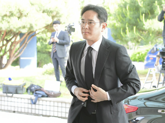 20일 이재용 삼성전자 부회장이 서울 종로구 서울대병원 장례식장에 고(故) 구본무 LG그룹 회장을 조문하기 위해 들어서고 있다. [중앙포토]