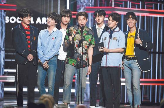 21일(한국시간) 방탄소년단이 2018 빌보드 뮤직 어워드에서 톱 소셜 아티스트상을 받았다. [사진 빌보드]
