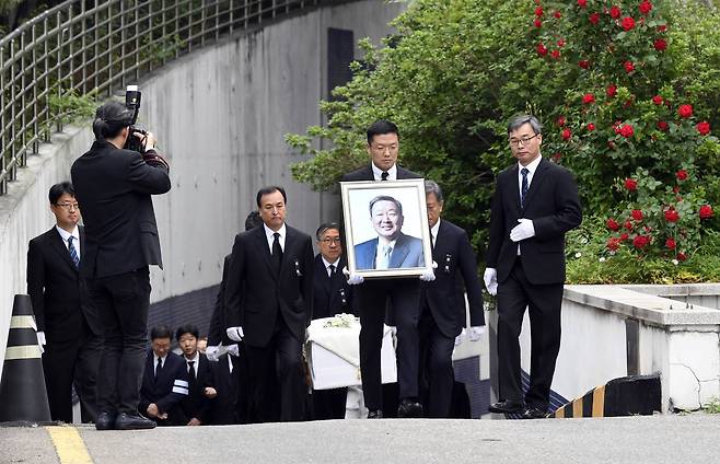 8시 30분무렵 지하 1층에서 시작된 발인식에서 유족들이 운구하고 있다. 변선구 기자