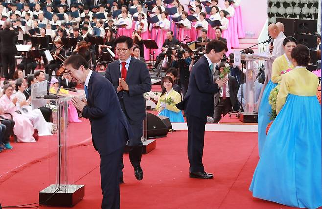 불기 2562년 부처님 오신날을 맞아 22일 서울 견지동 조계사에서 열린 봉축 법요식에서 안철수 서울시장 예비후보가 헌화를 하고 있다. 조계사 봉축 법요식은 조계종 종정 진제 대종사를 비롯한 원로회의 의장 세민 스님, 총무원장 설정 스님과 정세균 국회의장과 여야 대표 등 정계인사와 도종환 문화체육관광부 장관 등 1만여명이 참석한 가운데 열렸다. 2018.5.22/뉴스1